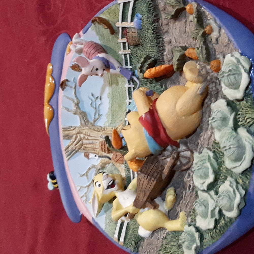 Bradford Exchange 3-D, hangable, Pooh's Hunnypot Adventures "Happy Windsday" - Picture 3 of 3